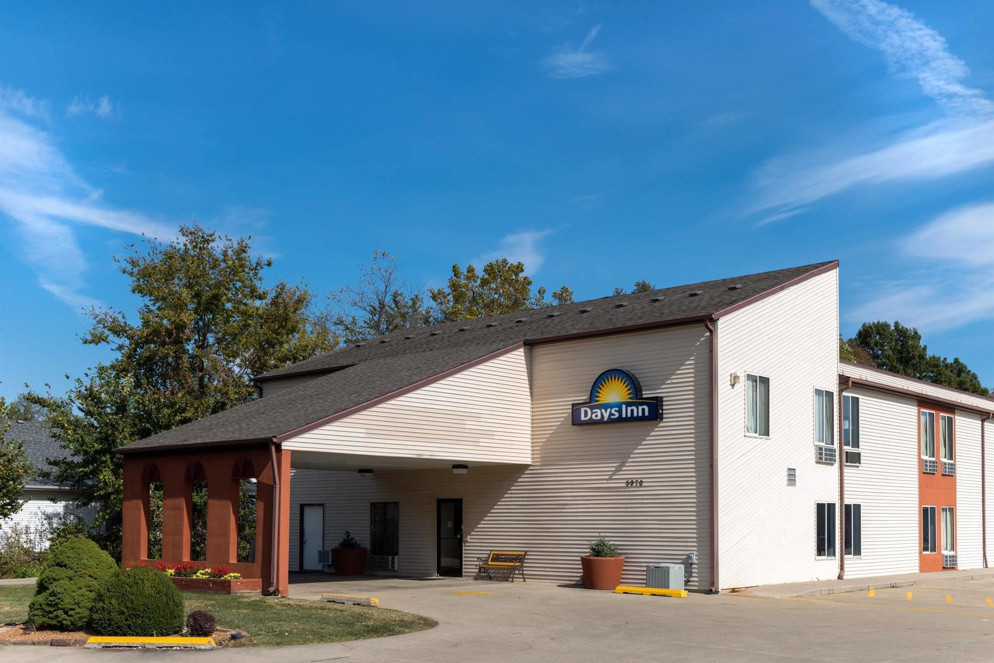 Days Inn By Wyndham Springfield Exteriör bild